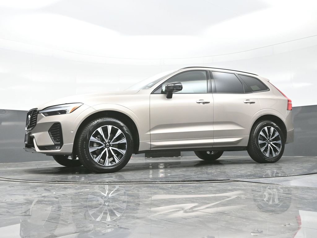 Used 2025 Volvo XC60 B5 Plus image 17