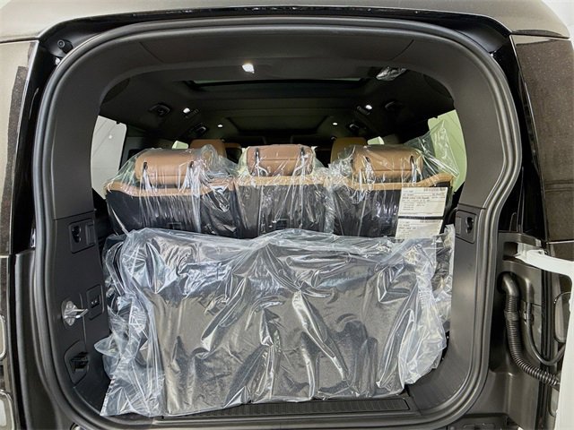 New 2026 Land Rover Defender 130 X-Dynamic SE image 28