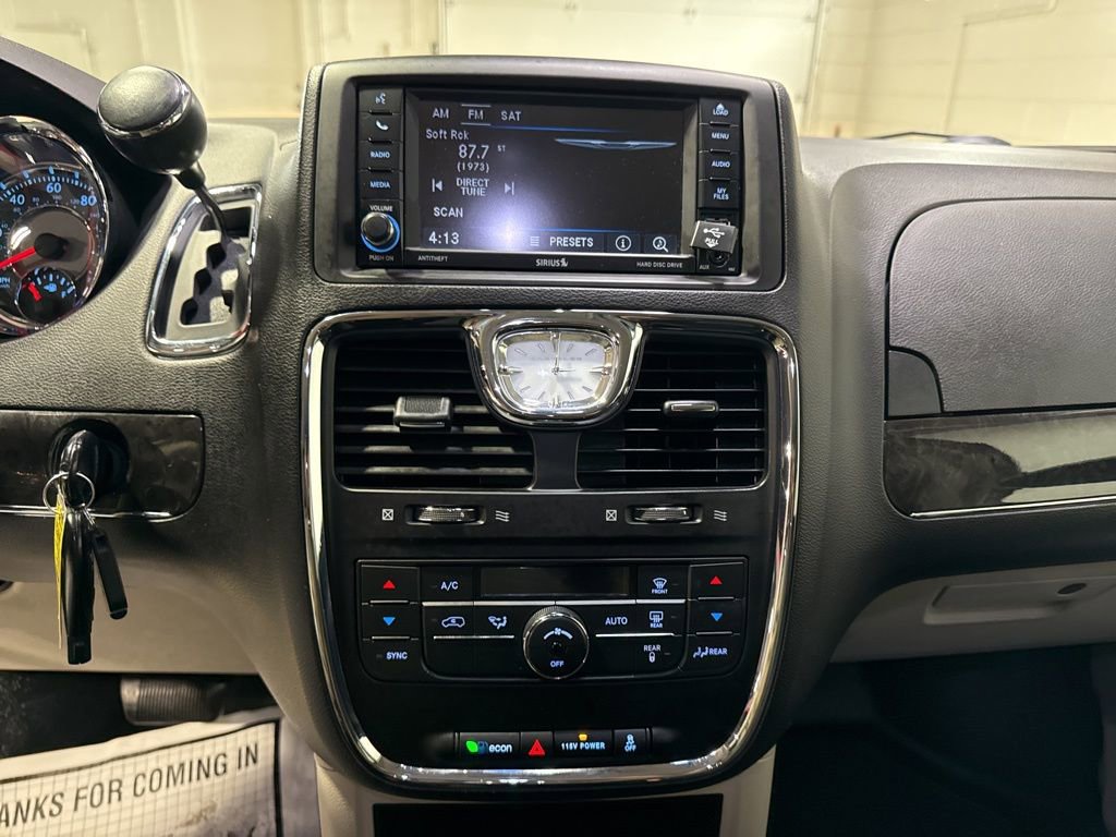 Used 2015 Chrysler Town & Country Touring image 19