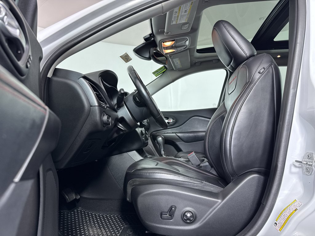Used 2019 Jeep Cherokee Trailhawk AWD/4WD image 5