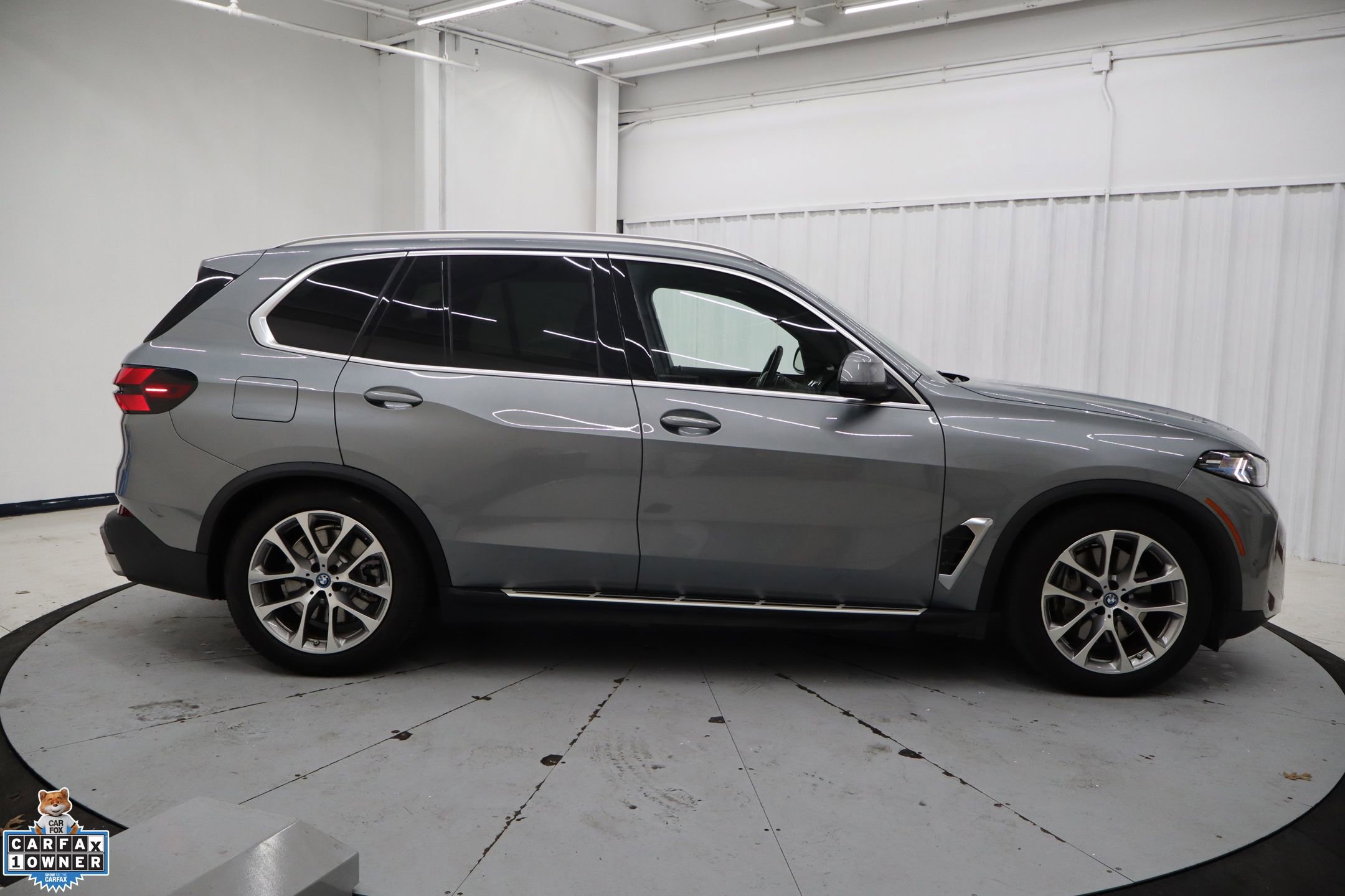 Used 2025 BMW X5 xDrive50e image 2