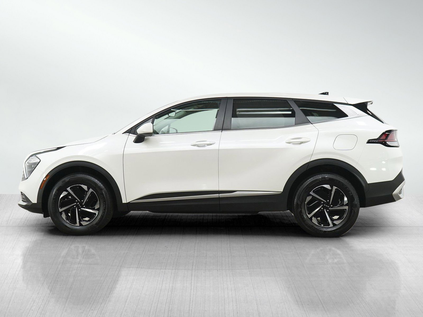 Used 2023 Kia Sportage LX image 2