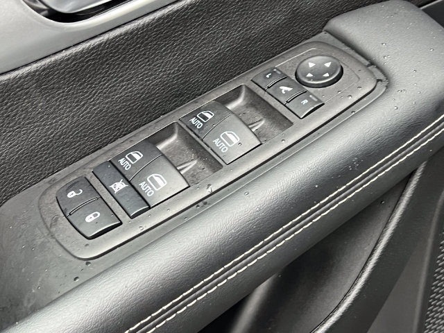 Used 2025 Chrysler Pacifica Limited FWD image 19