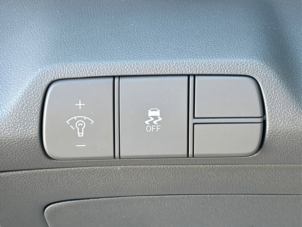 Certified 2025 Hyundai Elantra Sport image 34