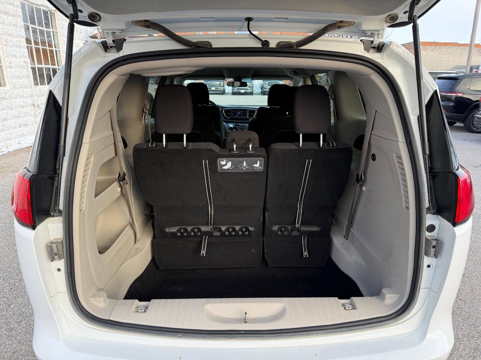 Used 2020 Chrysler Voyager LX FWD image 11