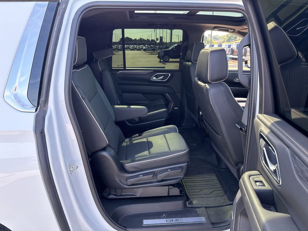 Used 2024 GMC Yukon XL SLT w/ SLT Luxury Package RWD image 12
