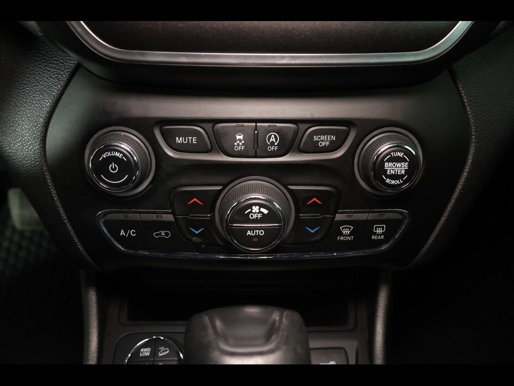 Used 2020 Jeep Cherokee Trailhawk w/ Comfort/Convenience Group AWD/4WD image 20