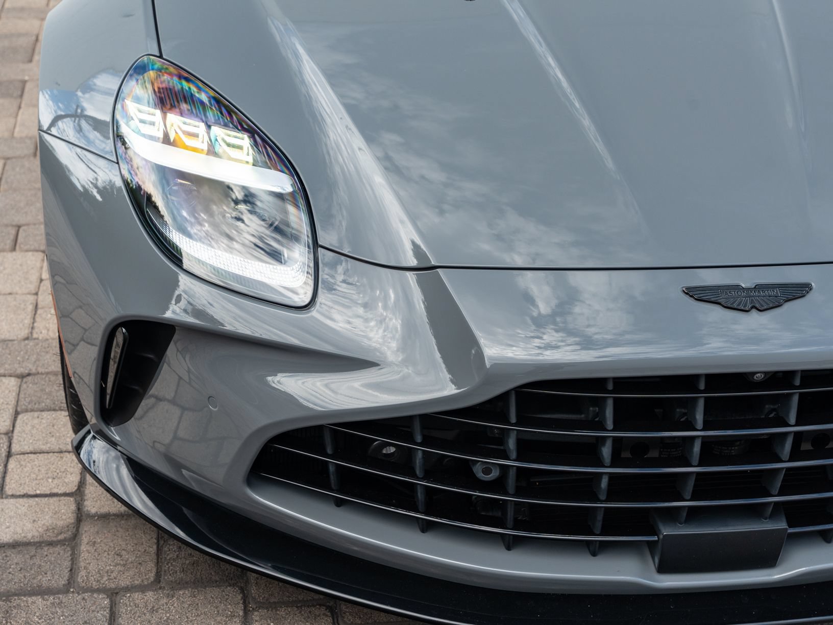 Used 2025 Aston Martin V8 Vantage Coupe RWD image 13