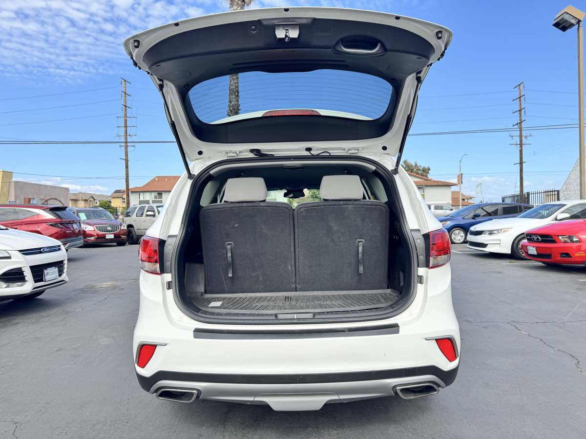 Used 2017 Hyundai Santa Fe SE w/ Cargo Package FWD image 16