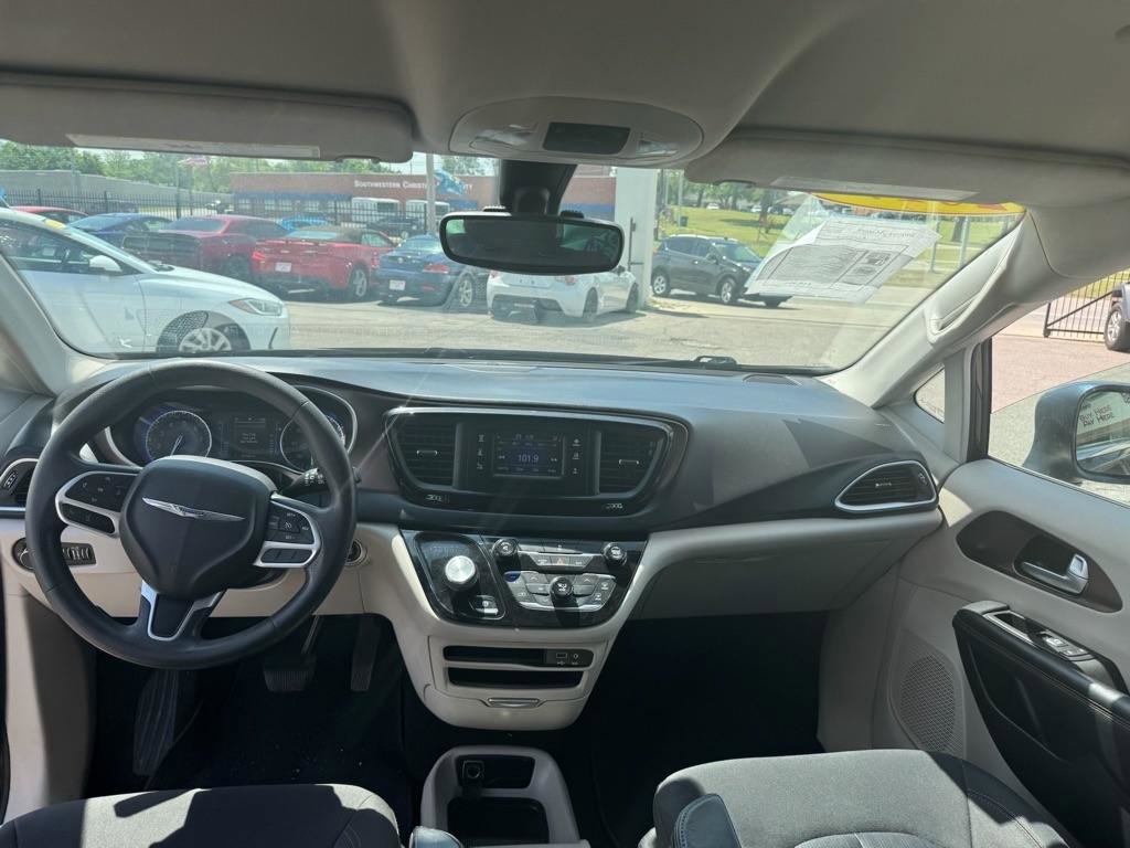 Used 2017 Chrysler Pacifica LX FWD image 12