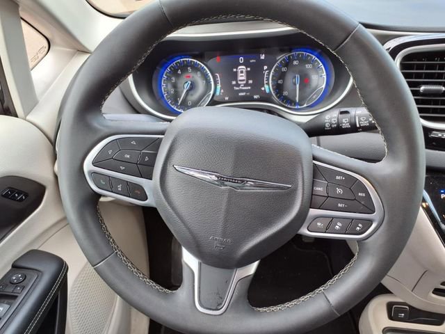 Used 2023 Chrysler Pacifica Touring-L FWD image 16