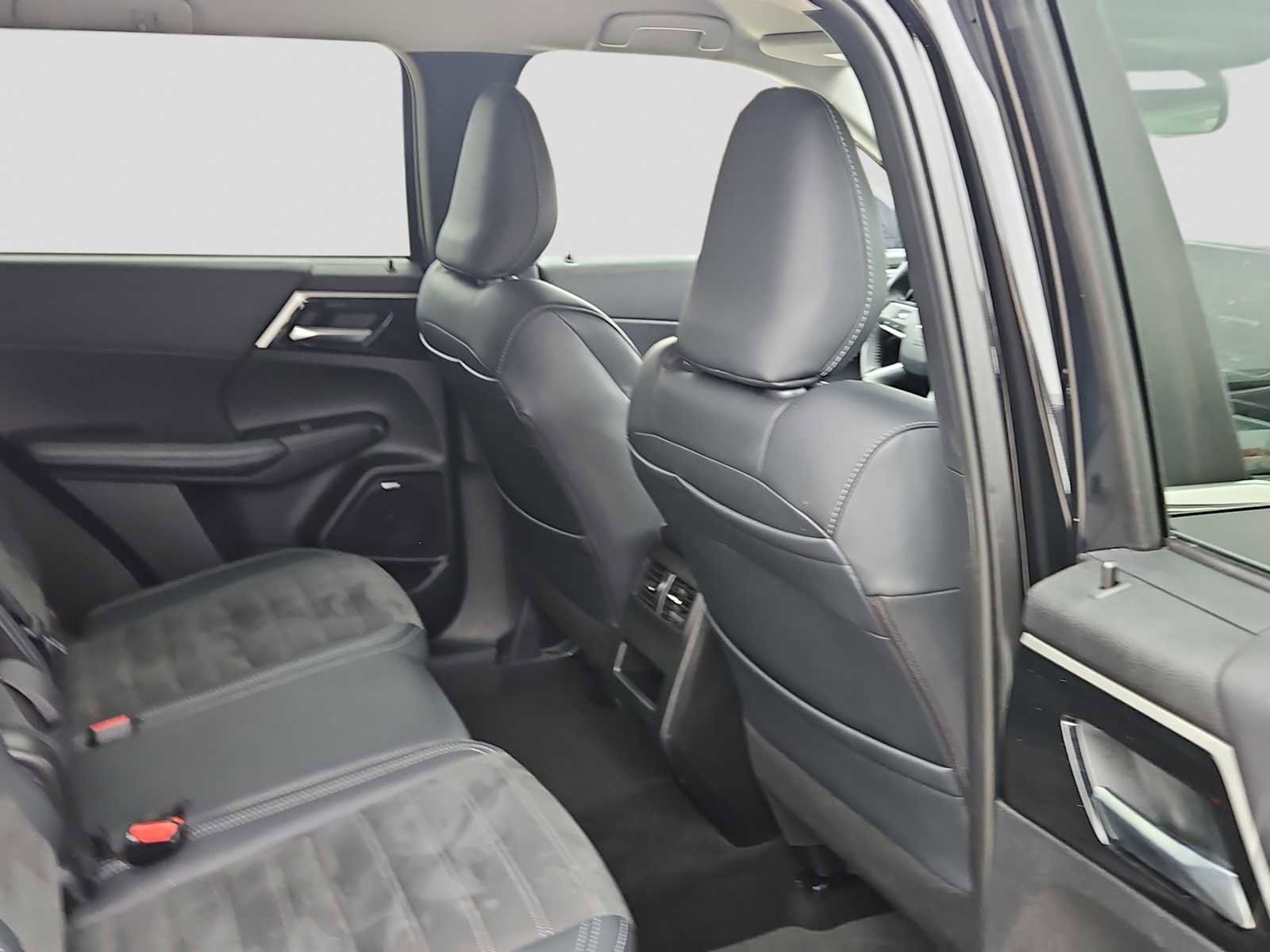 Used 2025 Mitsubishi Outlander SE image 16