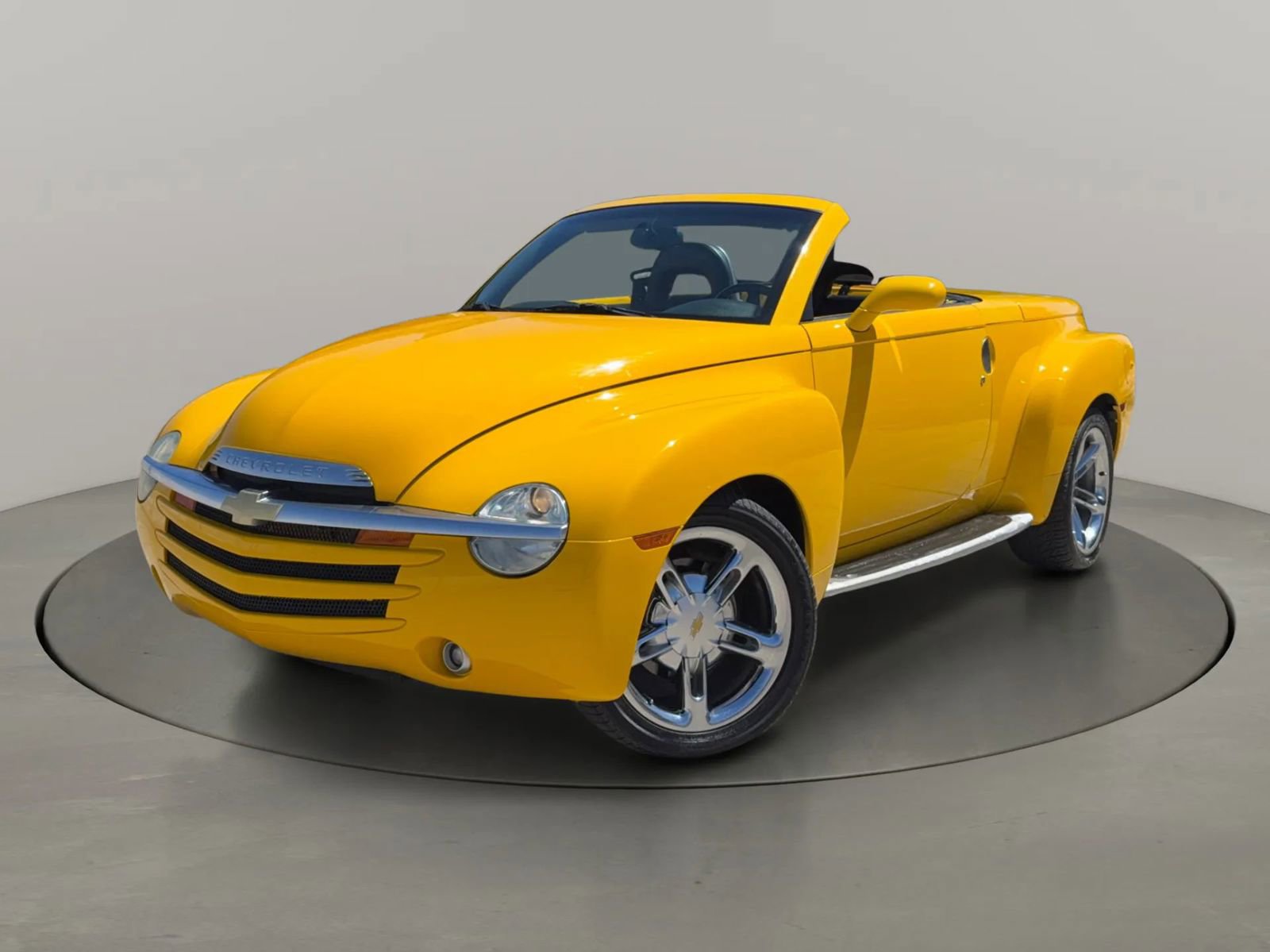 Used 2004 Chevrolet SSR w/ Preferred Equipment Group image 1