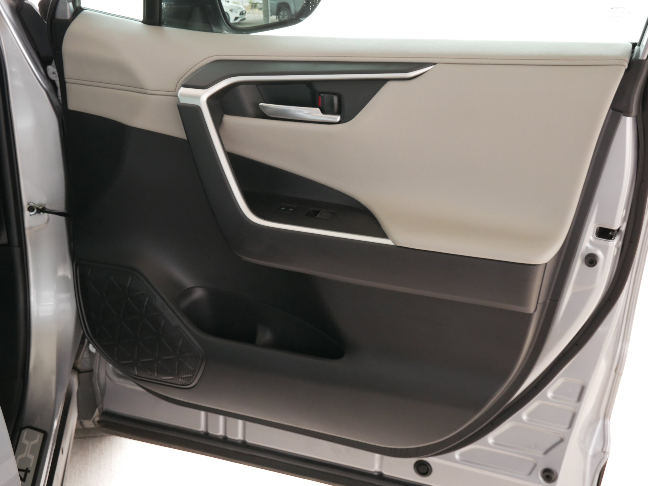 Used 2023 Toyota RAV4 Limited image 12