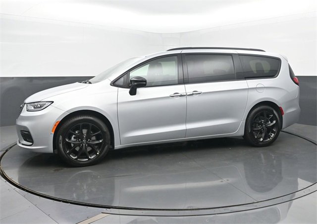 New 2026 Chrysler Pacifica Select image 2