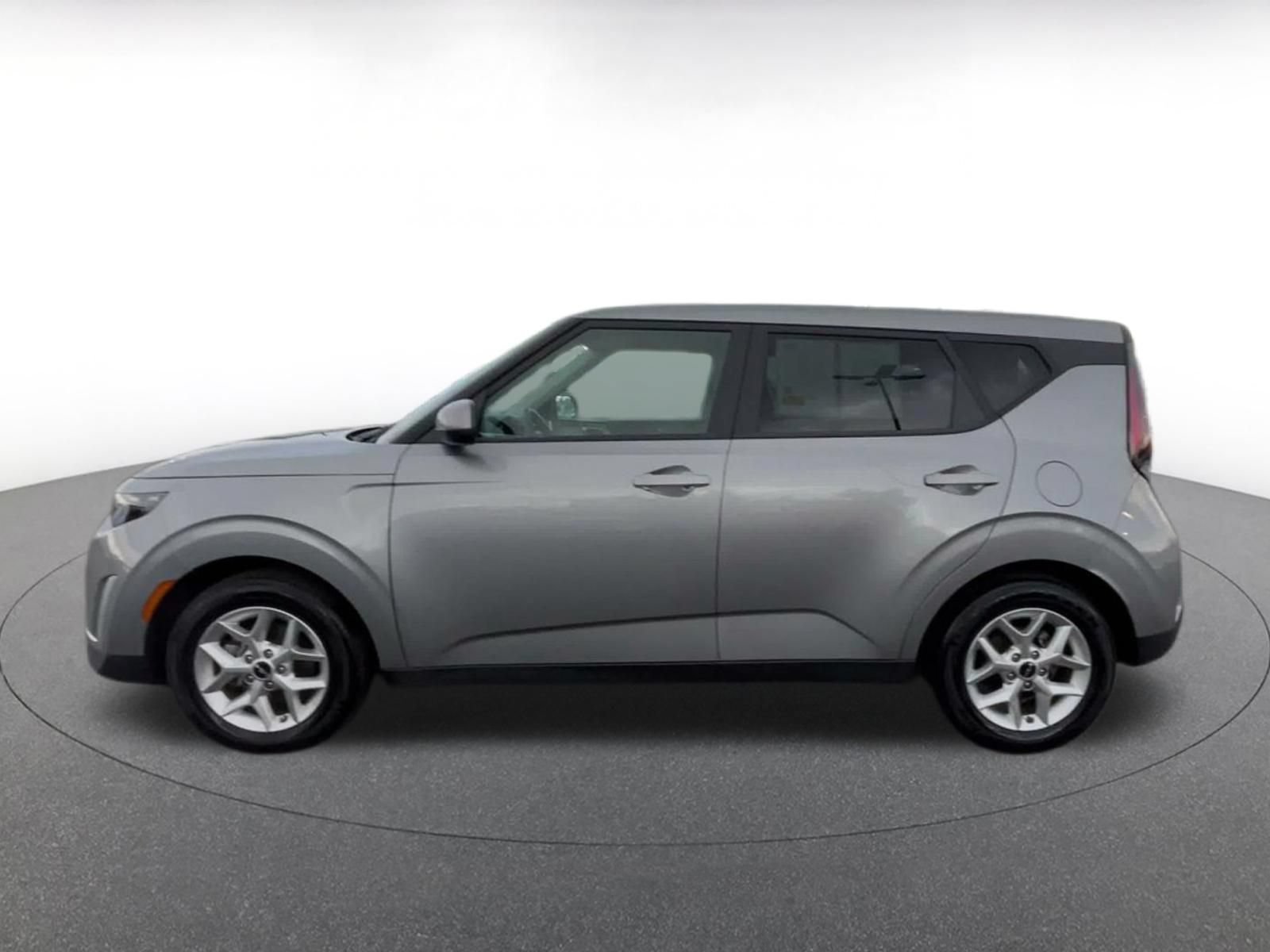 Used 2025 Kia Soul LX w/ LX Technology Package FWD image 8