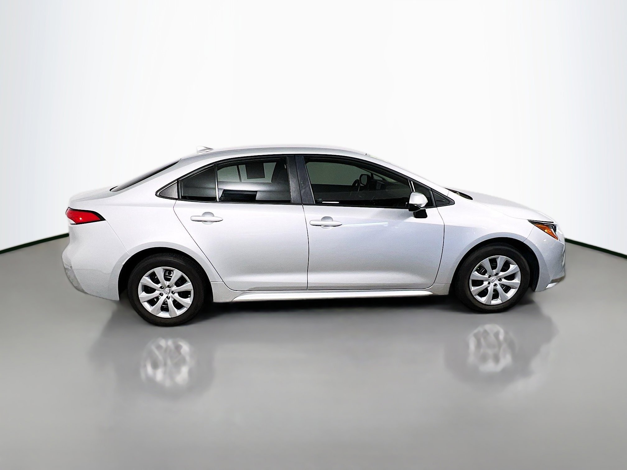 Used 2023 Toyota Corolla LE image 3