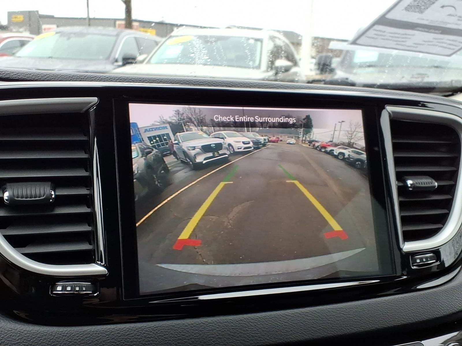 Used 2023 Chrysler Pacifica Touring-L image 18