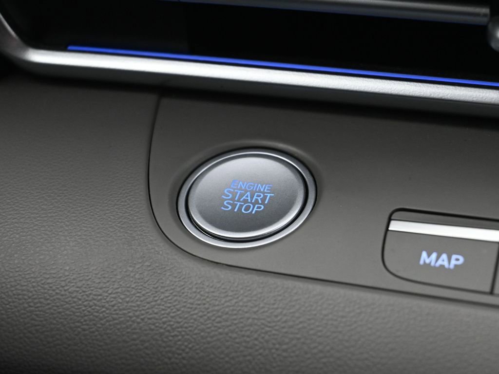 Used 2025 Hyundai Elantra SEL image 37