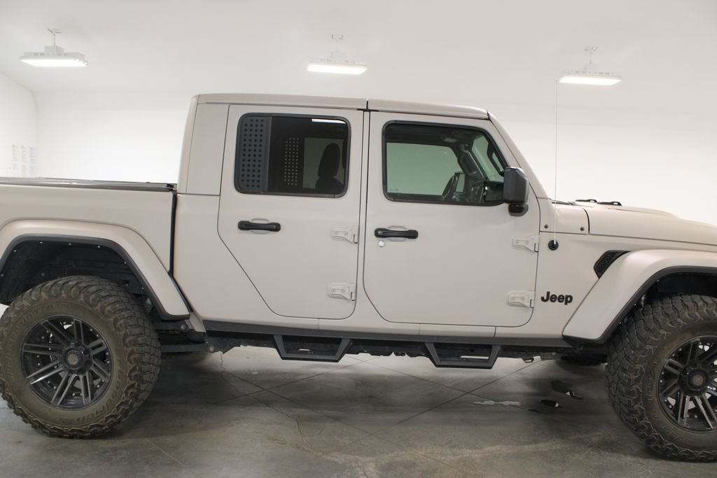 Used 2022 Jeep Gladiator Overland w/ Cold Weather Group AWD/4WD image 11