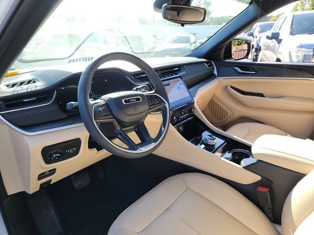 Used 2023 Jeep Grand Cherokee L Limited AWD/4WD image 9