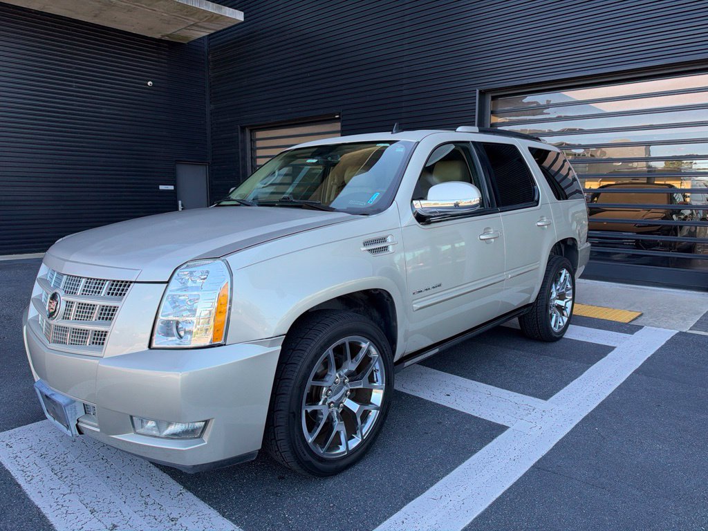Used 2014 Cadillac Escalade Premium RWD image 1