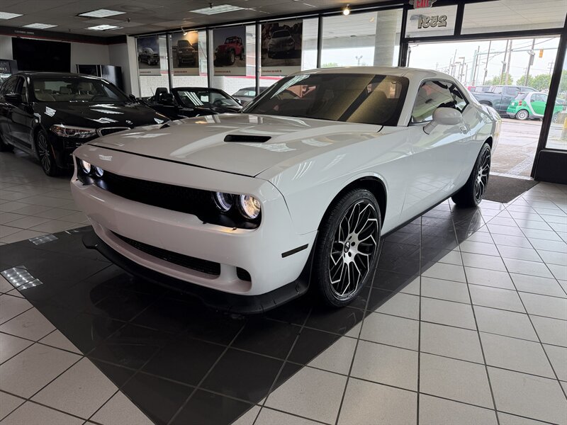 Used 2016 Dodge Challenger SXT RWD image 1