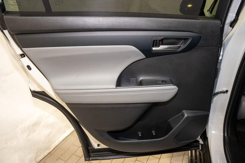 Used 2024 Toyota Highlander XLE image 12