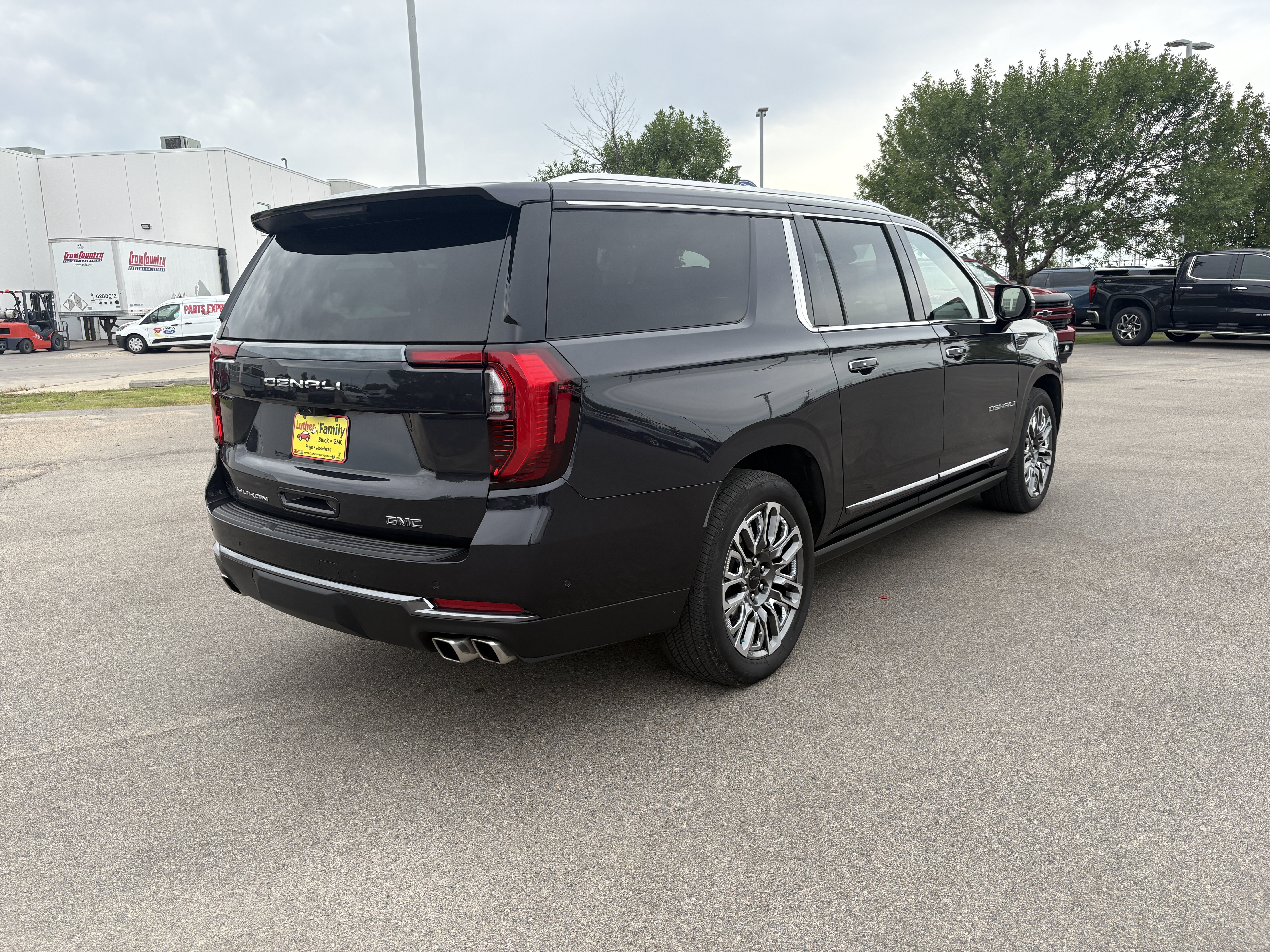 Used 2025 GMC Yukon XL Denali Ultimate AWD/4WD image 5