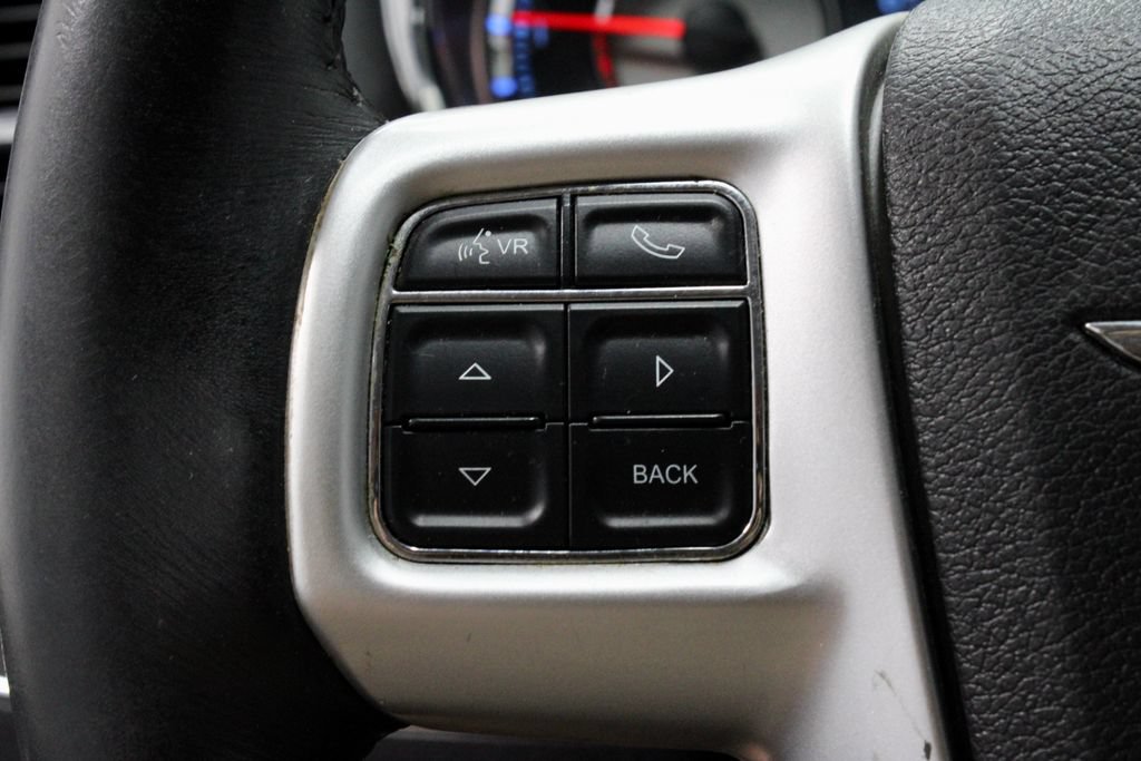 Used 2016 Chrysler Town & Country Touring FWD image 27