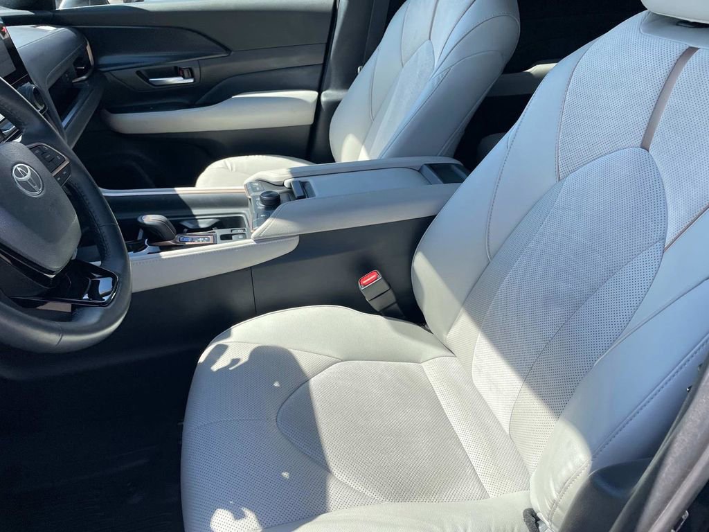 Used 2024 Toyota Grand Highlander AWD Hybrid image 23