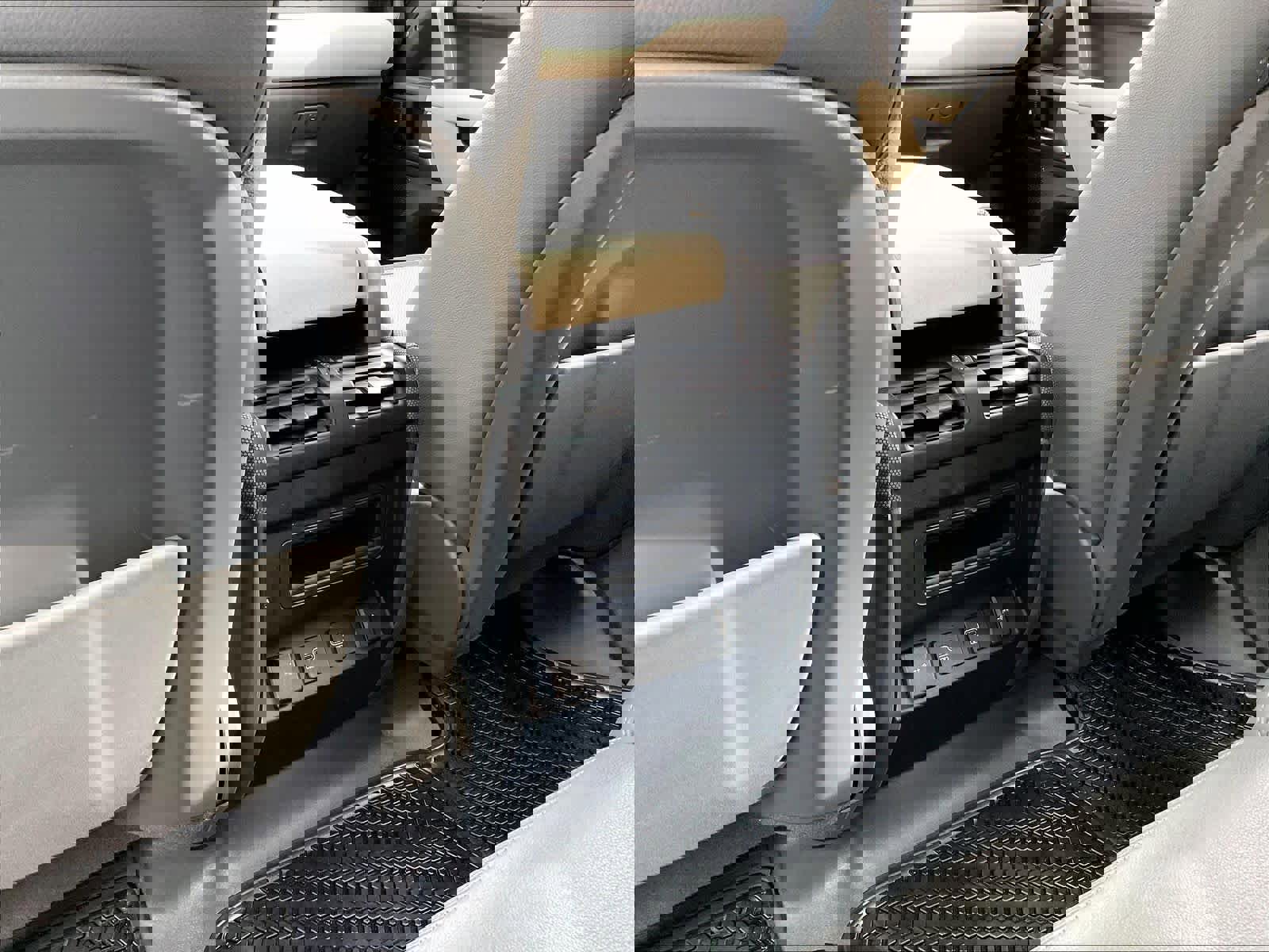 Used 2022 Land Rover Defender 110 X-Dynamic SE image 37