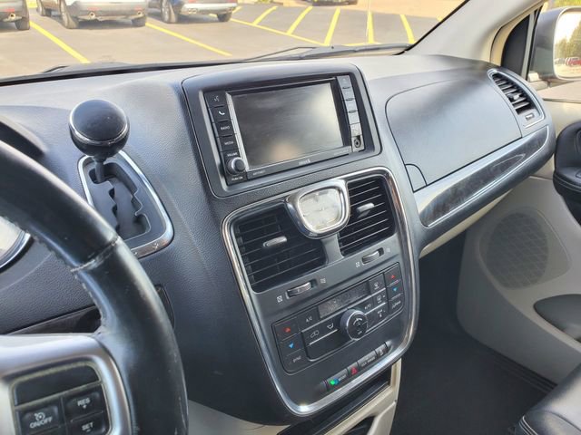 Used 2013 Chrysler Town & Country Touring FWD image 29