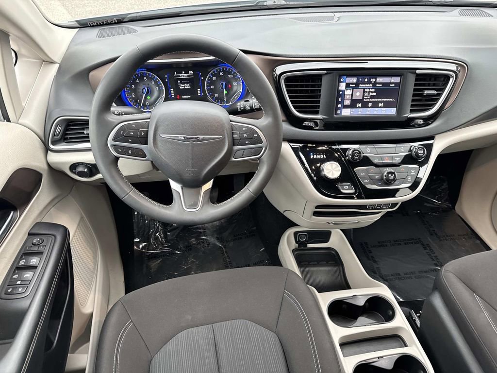 Used 2023 Chrysler Voyager LX image 12