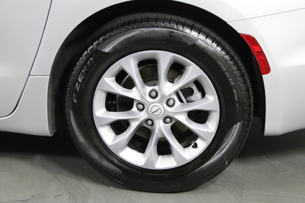 Used 2026 Chrysler Pacifica Limited FWD image 14