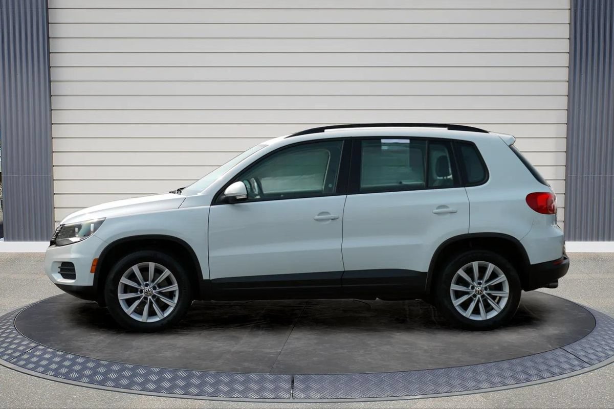 Used 2017 Volkswagen Tiguan Limited w/ Premium Package AWD/4WD image 4