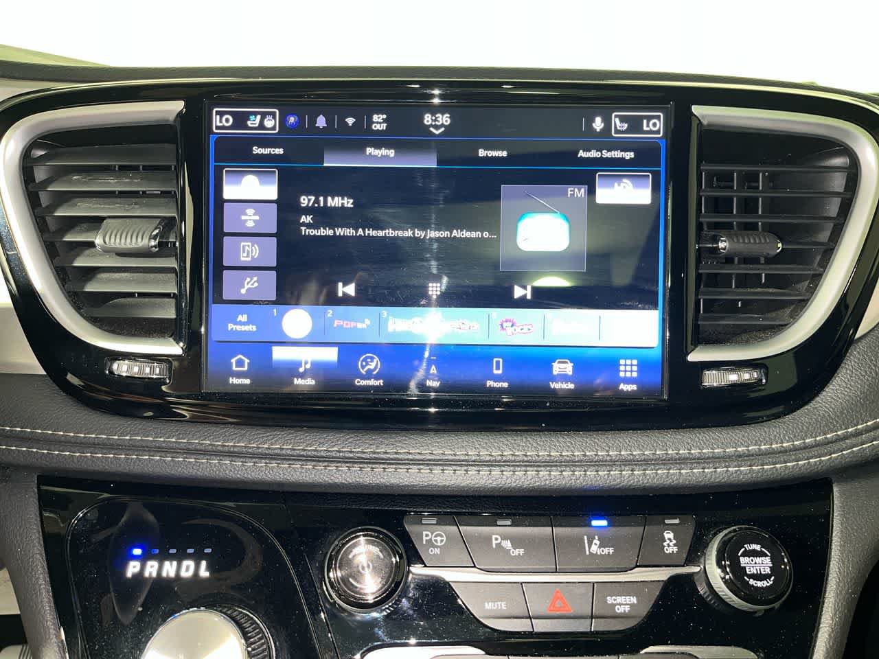 Used 2024 Chrysler Pacifica Premium FWD image 18