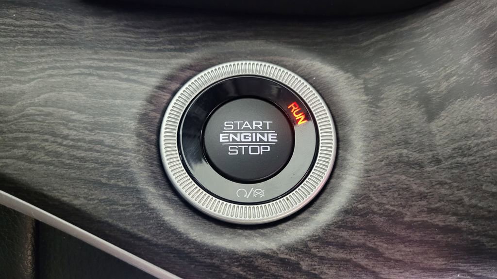 Used 2023 Jeep Grand Cherokee Limited w/ Black Appearance Package image 19