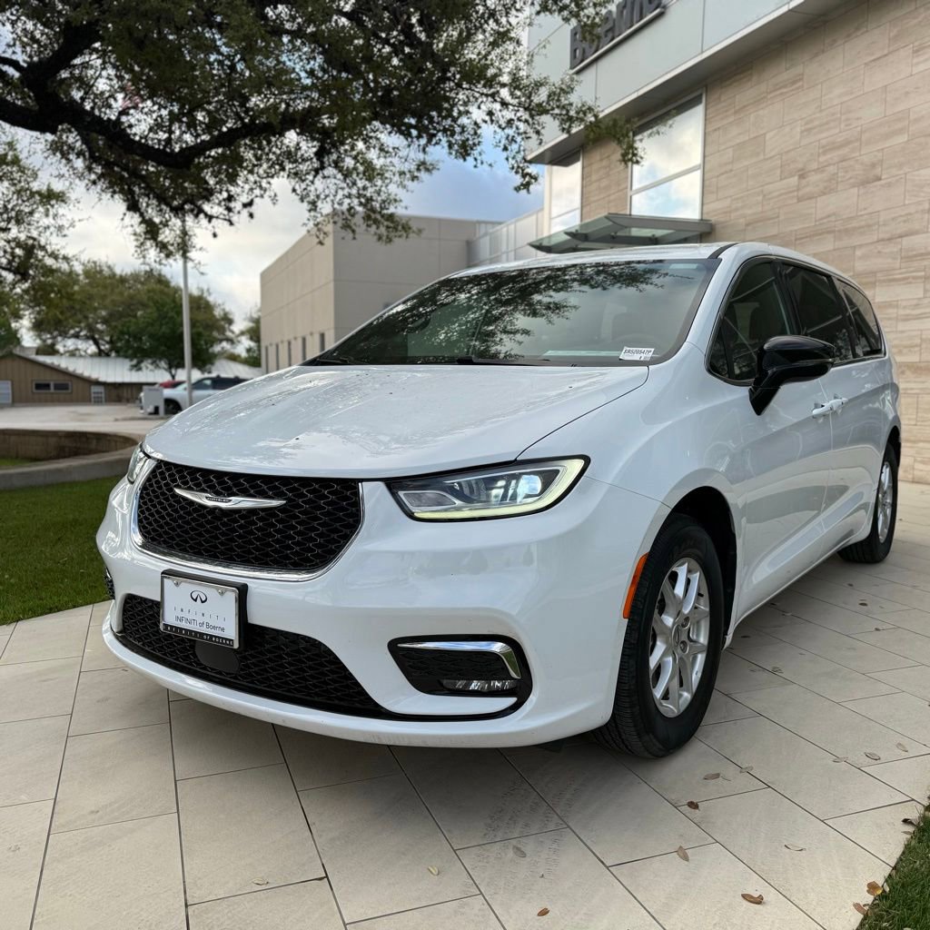 Used 2025 Chrysler Pacifica Select image 2