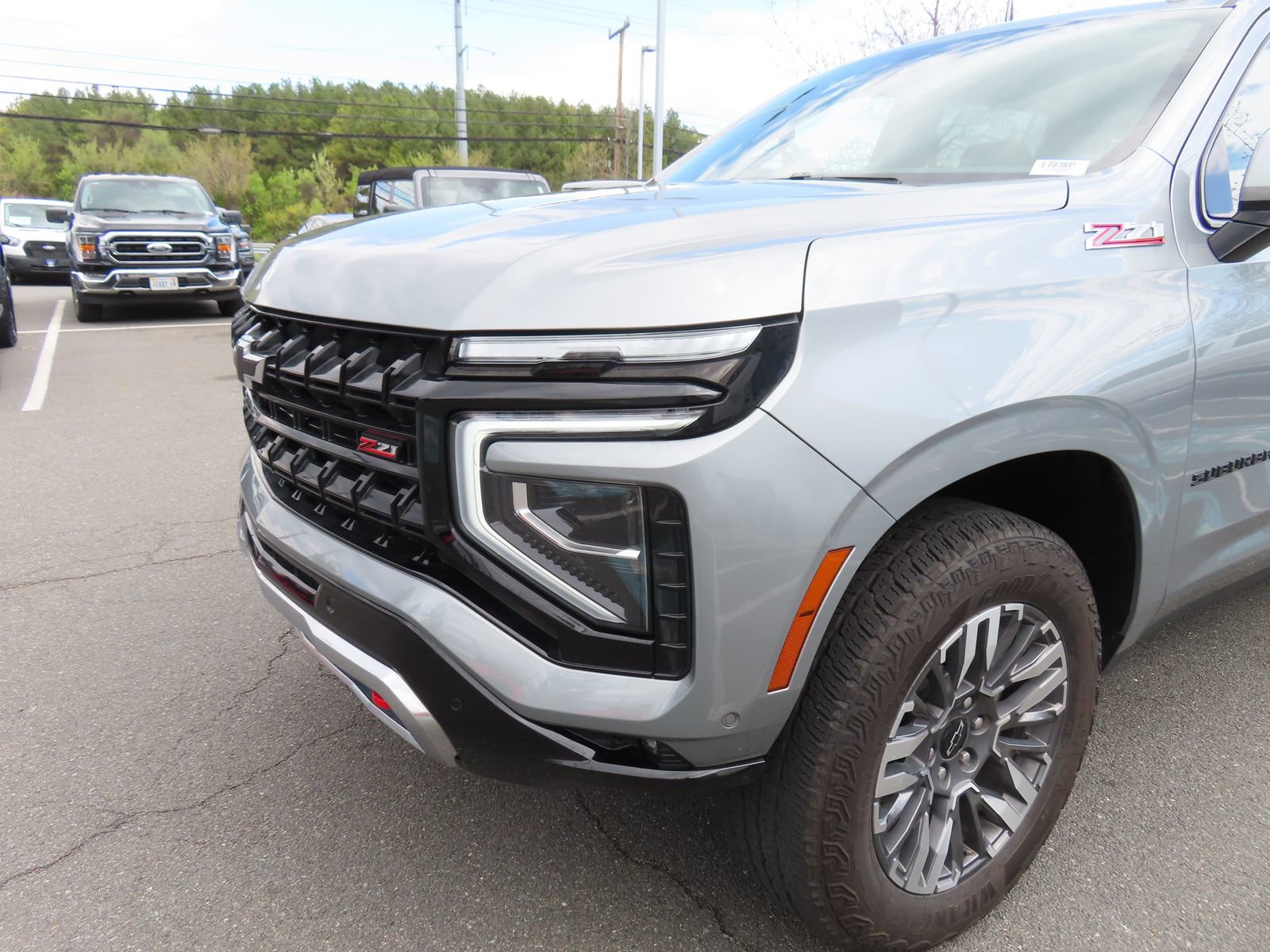 Used 2025 Chevrolet Suburban Z71 image 9