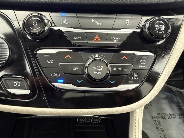 Used 2023 Chrysler Pacifica Limited FWD image 40
