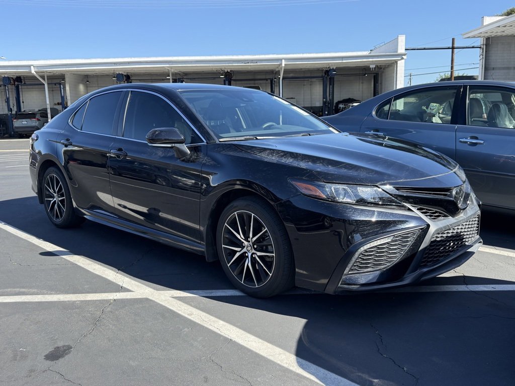 Used 2024 Toyota Camry SE image 3