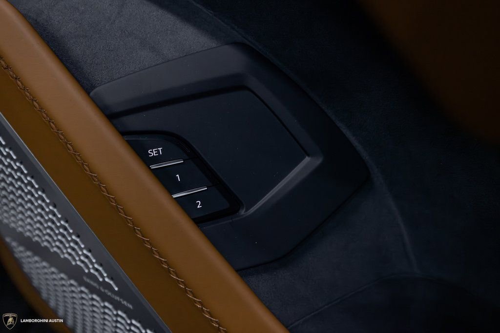 Used 2025 Lamborghini Urus SE AWD/4WD image 50
