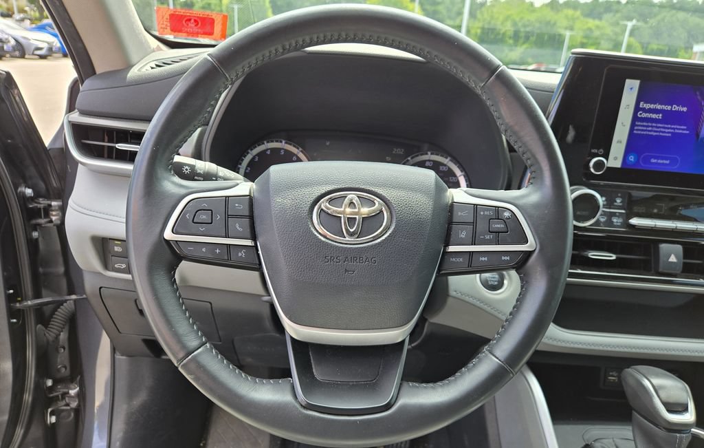 Used 2024 Toyota Highlander LE FWD image 19