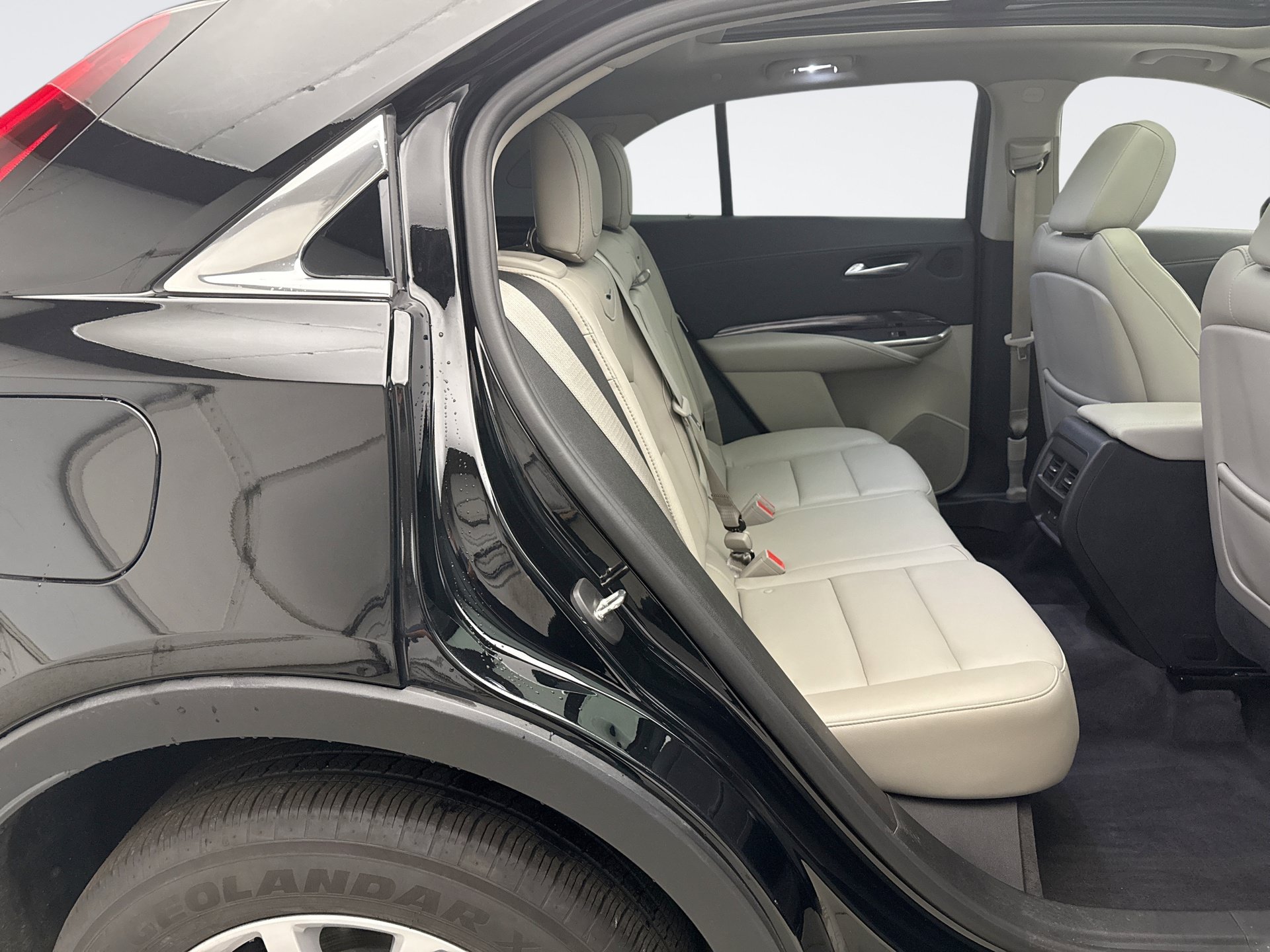 Used 2023 Cadillac XT4 Luxury w/ Cold Weather Package AWD/4WD image 20