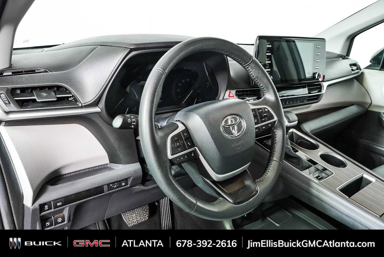 Used 2024 Toyota Sienna XLE FWD image 4