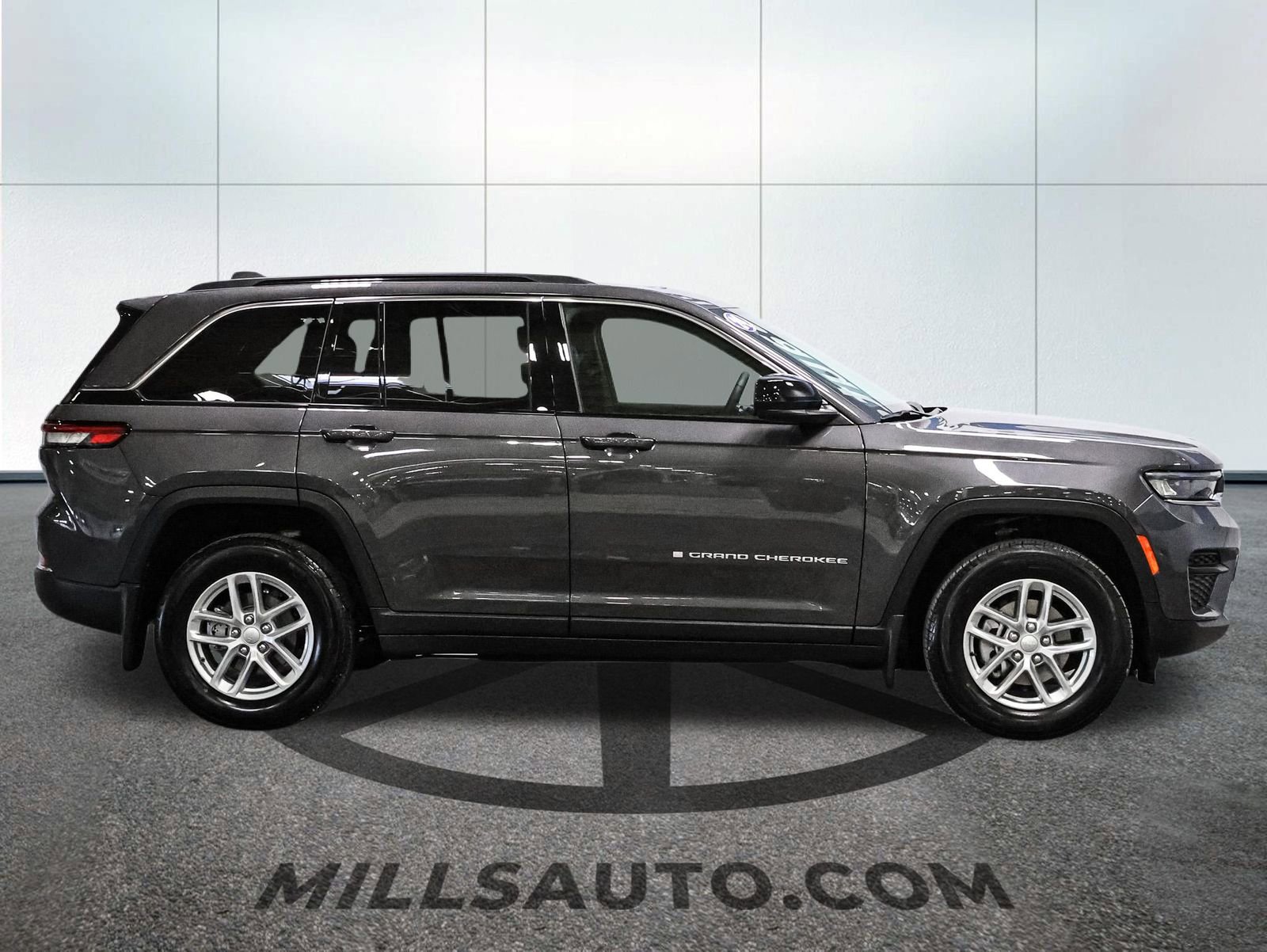 Used 2024 Jeep Grand Cherokee Laredo X w/ Luxury Tech Group I image 9
