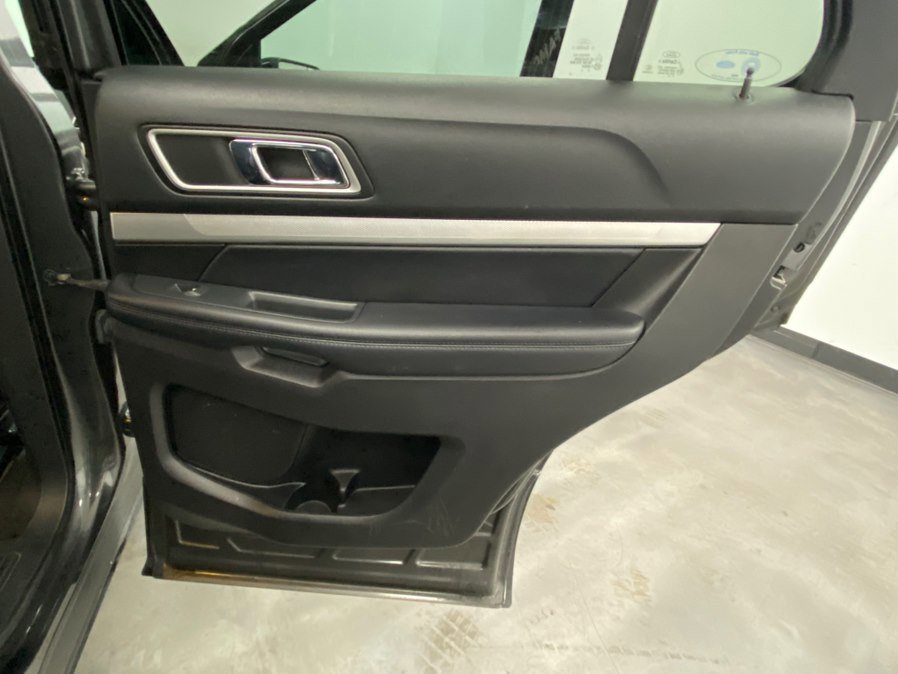 Used 2017 Ford Explorer XLT w/ Equipment Group 202A AWD/4WD image 44
