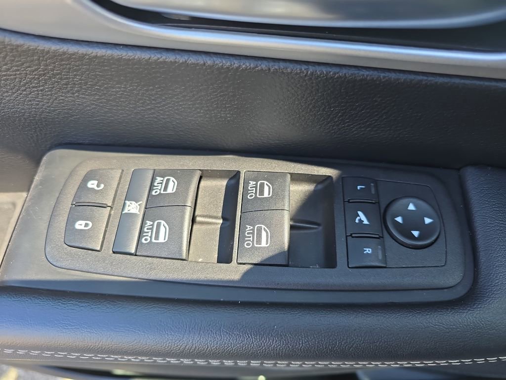 Used 2025 Chrysler Pacifica Limited FWD image 30