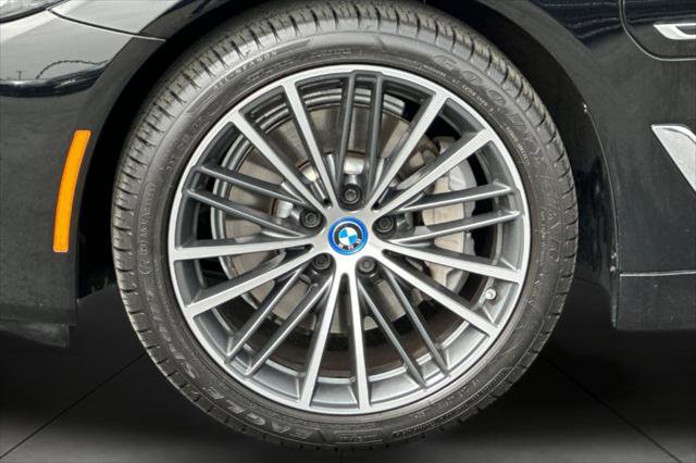 Used 2023 BMW 530e w/ Premium Package image 25